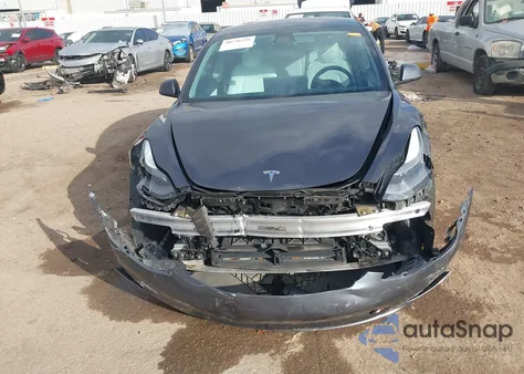 2021 Tesla Model 3 Standard Range Plus Rear-Wheel Drive z USA, uszkodzony, nr VIN 5YJ3E1EAXMF921851